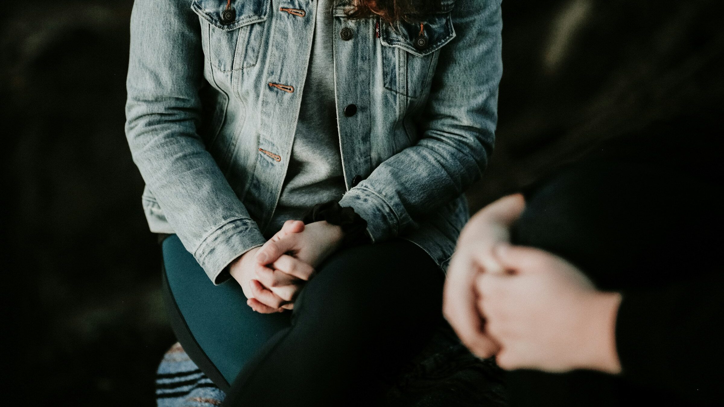 A woman talking to their loved one about their cancer diagnosis.